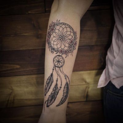  Tatouage attrape rêve sur l'avant bras
